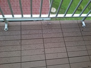 Detail ukotvení zábradlí na balkónu do Ukázka realizace z velkoplošné terasy WPC dlaždice - vzor přímková