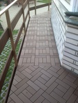 Pokládka WPC dlaždic na pochůzném chodníku (podklad ocelové rošt) - vzor zámecká