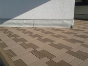 WPC terasa - zakončení terasy u domu bez soklu - vzor zámecká cofee