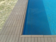 WPC terasa u bazénu - vzor přímková cofee