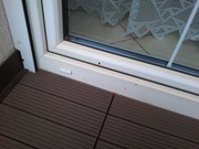 WPC terasa - zakončení soklovou lištou u balkonových dveří - vzor přímková cofee