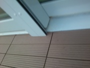 WPC terasa - detail balkónové dveře - vzor přímková coffe