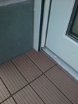 WPC terasa - detail balkónové dveře - vzor přímková coffe